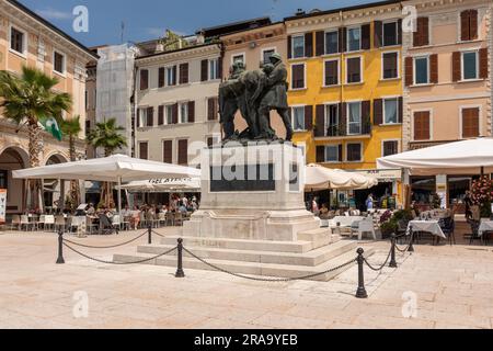 The war memorial by sculptor Angelo Zanelli in the centre of Piazza della Vittoria, Salo town, Lake Garda, Italy, Europe Stock Photo