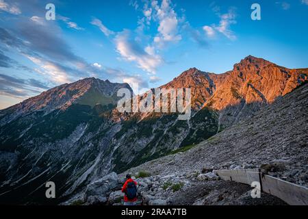 Ein Wandertag in den Alpen in Österreich am und über dem Lünersee Stock Photo