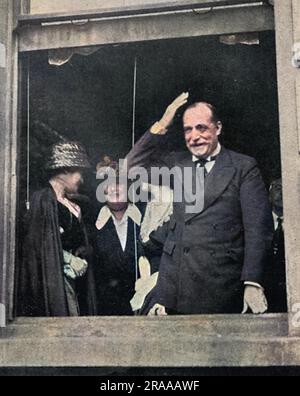 The Italian Ambassador appears at the Embassy window in London to acknowledge the celebratory crowd that has gathered outside. Italy had announced that they would remain neutral following the outbreak of war across Europe.     Date: Aug-14 Stock Photo