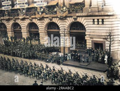 Anzacs march through London on Anzac Day, 25th April 1919. 25th April was officially named as ANZAC (Australian and New Zealand Army Corps) Day in 1916. Commonwealth troops from India can also be seen watching the parade.     Date: 25th April 1919 Stock Photo