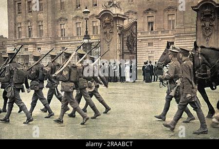The 2nd Battalion Grenadier Guards march past Buckingham Palace, saluted by King George V, their Colonel-in-Chief, and watched by other members of the Royal Family, including Queen Mary, Princess Mary and the Prince of Wales, who joined the 1st Battalion of the Grenadiers as a Second Lieutenant the following day.     Date: 09-Aug-14 Stock Photo