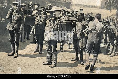 A ration party of the King's Liverpool Regiment preparing to take to the trenches a hot dinner cooked in a travelling kitchen.     Date: 1915 Stock Photo