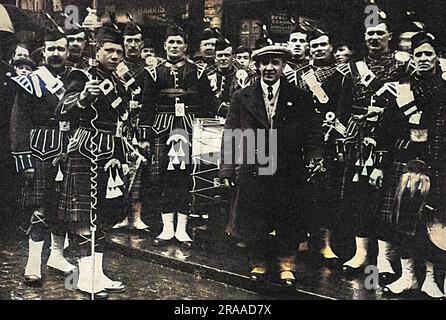Harry Lauder (1870-1950), Scottish music hall entertainer, pictured with a pipe he had organised, with the sanction of the War Office, to tour Scotland and the North of England and stimulate recruitment during the First World War.  His appeal was as follows: 'I want 1000 men.  Our country calls for the best that is in us.  Anything we can do let us do it voluntarily and without force.  Don't let the spirits of the glorious past laugh us to disaster.'     Date: 1915 Stock Photo