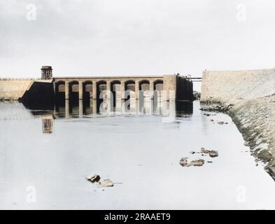 Assiut or Asyut Barrage on the River Nile in Egypt: the Ibrahimiya Canal head regulator and lock.     Date: 1902 Stock Photo