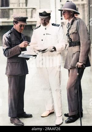 Lieutenant Colonel Thomas Edward Lawrence (aka Lawrence of Arabia, 1888-1935), British Army officer best known for his liaison role during the Arab Revolt against Ottoman Turkish rule of 1916-1918.  Seen here with Lieutenant Colonel Alan Dawnay and Commander David George Hogarth (Geographical Section of the Naval Intelligence Division), standing outside the Foreign OfficeÆs Arab Bureau in Cairo, Egypt.     Date: circa 1918 Stock Photo