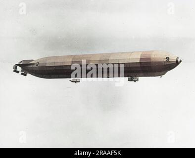 British rigid airship No. 9 (also known as 9r) during the First World War, the first British rigid airship to be completed by Vickers.  Her trial flight took place on 27 November 1916, and she went to her station at Howden, Yorkshire, on 4 April 1917, later going to Pulham, Norfolk, providing many hours of valuable training and experimental data for British airship crews and designers.     Date: 1916-1918 Stock Photo