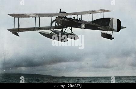 A British Short seaplane Type 184 in flight during the First World War.  It was a two-seater reconnaissance, bombing and torpedo-carrying folder seaplane designed by Short Brothers.     Date: 1915-1918 Stock Photo