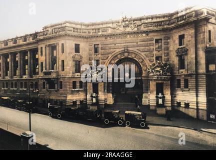 View of the famous main entrance to Waterloo Station, London.  According to the clock, it is 11:10 in the morning, when most people are already at work.  A row of taxis waits outside.     Date: circa 1930s Stock Photo