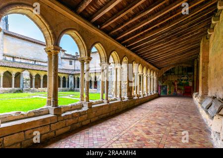 Cloister with double arched columns in medieval Collegiate Church of Saint-Emilion. The Saint-Emilion, village of great importance is located nearby B Stock Photo