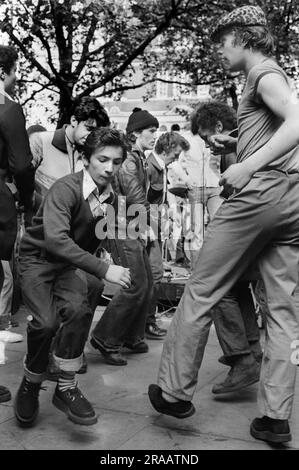 Teddy Boys,1970s King Road, Chelsea. Teenagers Saturday afternoon in the Kings Road, an impromptu jive by a group of Teds.  Chelsea, London, England 1977 70s UK HOMER SYKES Stock Photo