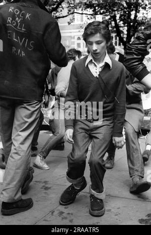 Teddy Boys,1970s King Road, Chelsea. Teenagers Saturday afternoon in the Kings Road, an impromptu jive by a group of Teds.  Chelsea, London, England circa 1977. 70s UK HOMER SYKES Stock Photo