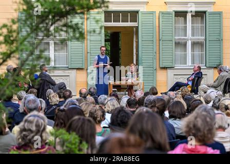 Potsdam, Germany. 02nd July, 2023. Kim de l'Horizon reads from his work 'Blood Book' in the garden of Villa Quandt at the Potsdam literature festival LIT:Potsdam. Credit: Jens Kalaene/dpa/Alamy Live News Stock Photo