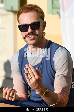 Potsdam, Germany. 02nd July, 2023. Kim de l'Horizon reads from his work 'Blood Book' in the garden of Villa Quandt at the Potsdam literature festival LIT:Potsdam. Credit: Jens Kalaene/dpa/Alamy Live News Stock Photo