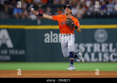 Houston Astros shortstop Mauricio Dubon (14) batting in the bottom