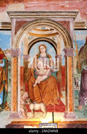 Madonna col Bambino  in trono con S. Giovannino - pittore bresciano del secondo quarto del XVI secolo - Coccaglio (Bs) chiesa di San Pietro Stock Photo