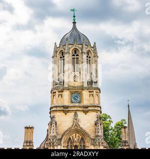 The Tom Tower, a bell tower in Oxford, England, named after its bell, Great Tom. It is over Tom Gate, on St Aldates, the main entrance of Christ Churc Stock Photo