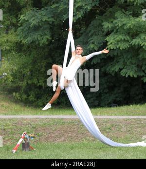 Strausberg, Germany. 02nd July, 2023. Märkisch Oderland:The photo shows Sophie, artist of the Falko Traber high wire show at the Kulturpark in Strausberg (Photo by Simone Kuhlmey/Pacific Press) Credit: Pacific Press Media Production Corp./Alamy Live News Stock Photo
