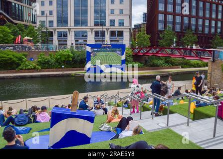 London, UK. 3rd July 2023. Crowds watch Wimbledon on a large outdoor screen next to Regent's Canal in King's Cross as this year's tennis championship begins. Credit: Vuk Valcic/Alamy Live News Stock Photo