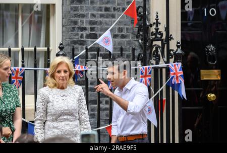 US First Lady Jill Biden with Prime Minister Rishi Sunak at the Coronation Big Lunch in Downing Street, 7th May 2023 Stock Photo