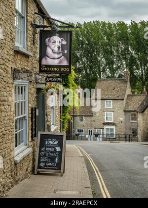 The Smoking Dog public house on the High Street in the picturesque market town of Malmesbury, Wiltshire, England. Stock Photo