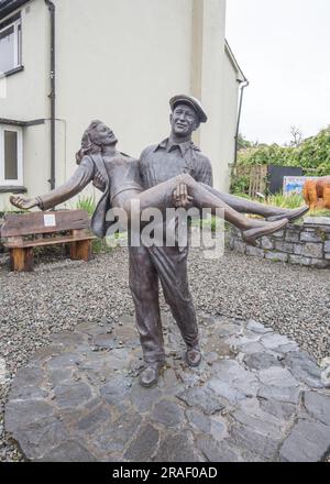 John Wayne and Maureen O'Hara life-size statue near Cong Abbey. (Sculptor Mark Rode from, Swinford). Wayne and O'Hara were in the fil 'The Quiet Man'. Stock Photo