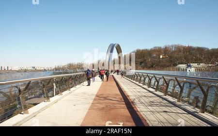 Kyiv, Ucraine-03.30.2023: Pedestrian and bicycle bridge across Saint Volodymyr descent in Kyiv, Ukraine. Glass Bridge, modern footbridge connecting hi Stock Photo