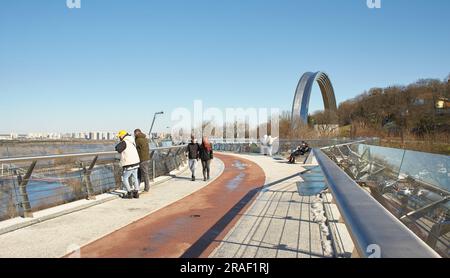 Kyiv, Ucraine-03.30.2023: Pedestrian and bicycle bridge across Saint Volodymyr descent in Kyiv, Ukraine. Glass Bridge, modern footbridge connecting hi Stock Photo