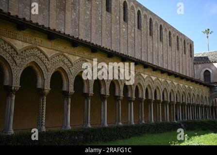 Arab Norman style arches and columns with Romanesque style carved chapiters on the exterior of the Benedictine cloister of Monreale in Sicily, Italy. Stock Photo