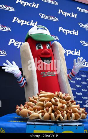 New York, USA. 03rd July, 2023. Frankster the mascot poses in front of a tray of hot dogs at the 107th Nathan's Famous Fourth of July International Hot Dog Eating Contest weigh-in ceremony at Hudson Yards, July 3, 2023. (Photo by Anthony Behar/Sipa USA) Credit: Sipa USA/Alamy Live News Stock Photo