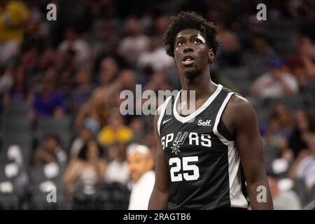 Sacramento, CA, USA. 3rd July, 2023. San Antonio Spurs Sidy Cissoko looks to the scoreboard during the California Classic Summer League at Golden 1 Center Monday, July 3, 2023 in Sacramento. (Credit Image: © Paul Kitagaki Jr./ZUMA Press Wire) EDITORIAL USAGE ONLY! Not for Commercial USAGE! Stock Photo