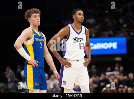 Sacramento, CA, USA. 3rd July, 2023. Sacramento Kings Keegan Murray and Golden State Warriors Bradin Podziemski wait for play during the California Classic Summer League at Golden 1 Center Monday, July 3, 2023 in Sacramento. (Credit Image: © Paul Kitagaki Jr./ZUMA Press Wire) EDITORIAL USAGE ONLY! Not for Commercial USAGE! Stock Photo