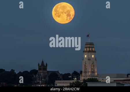 Barnsley, UK. 04th July, 2023. July's supermoon, the Buck Moon sets over Barnsley Town Hall. Julys Buck Moon is the first of four in a row supermoon's for 2023. Barnsley, United Kingdom, 4th July 2023 (Photo by Mark Cosgrove/News Images) in Barnsley, United Kingdom on 7/4/2023. (Photo by Mark Cosgrove/News Images/Sipa USA) Credit: Sipa USA/Alamy Live News Stock Photo