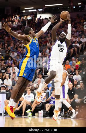 Sacramento, CA, USA. 3rd July, 2023. Sacramento Kings Neemias Queta shoots over Golden State Warriors Reggie Perry during the California Classic Summer League at Golden 1 Center Monday, July 3, 2023 in Sacramento. (Credit Image: © Paul Kitagaki Jr./ZUMA Press Wire) EDITORIAL USAGE ONLY! Not for Commercial USAGE! Stock Photo