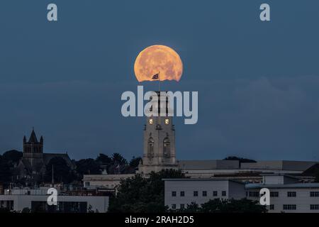 Barnsley, UK. 04th July, 2023. July's supermoon, the Buck Moon sets over Barnsley Town Hall. Julys Buck Moon is the first of four in a row supermoon's for 2023. Barnsley, United Kingdom, 4th July 2023 (Photo by Mark Cosgrove/News Images) in Barnsley, United Kingdom on 7/4/2023. (Photo by Mark Cosgrove/News Images/Sipa USA) Credit: Sipa USA/Alamy Live News Stock Photo