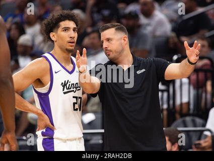 Sacramento, CA, USA. 3rd July, 2023. Sacramento Kings coach Luke Loucks talks with Colby Jones during the California Classic Summer League at Golden 1 Center Monday, July 3, 2023 in Sacramento. (Credit Image: © Paul Kitagaki Jr./ZUMA Press Wire) EDITORIAL USAGE ONLY! Not for Commercial USAGE! Stock Photo
