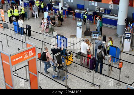Check in-desk and self service baggage check for EasyJet flights and holidays, Bristol Airport Stock Photo
