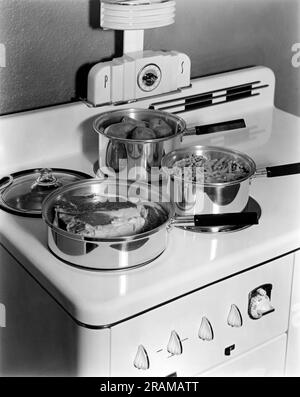 https://l450v.alamy.com/450v/2ramatt/beaver-dam-wisconsin-c1940-a-meal-being-cooked-on-the-top-of-a-monarch-electric-stove-with-the-salt-and-pepper-shakers-built-into-the-design-2ramatt.jpg