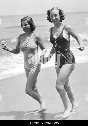 Virginia Beach, Virginia:   June, 1934 Two young women from Washington, DC, spend a June vacation at Virginia Beach Stock Photo