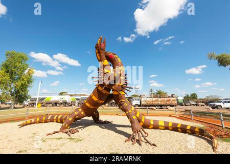 Amusing statue by artist Claire Murphy of two goannas fighting outside Barkly Homestead Roadhouse, Barkly Tablelands, Northern Territory, NT, Australi Stock Photo