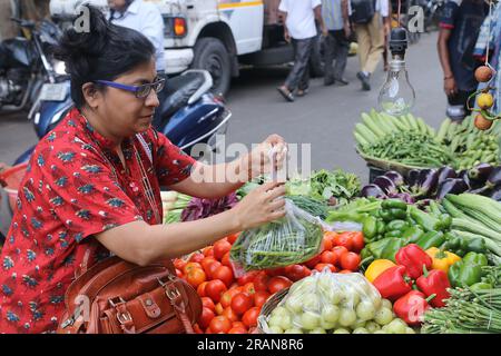 Kolkata, West Bengal, India. 4th July, 2023. A vendor is seen using single use plastic at a market place on International plastic bag free day, amidst many awareness and rules issued by Indian government to curb the use of single use plastic. (Credit Image: © Dipa Chakraborty/Pacific Press via ZUMA Press Wire) EDITORIAL USAGE ONLY! Not for Commercial USAGE! Stock Photo