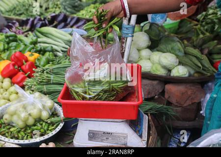 Kolkata, West Bengal, India. 4th July, 2023. A vendor is seen using single use plastic at a market place on International plastic bag free day, amidst many awareness and rules issued by Indian government to curb the use of single use plastic. (Credit Image: © Dipa Chakraborty/Pacific Press via ZUMA Press Wire) EDITORIAL USAGE ONLY! Not for Commercial USAGE! Stock Photo