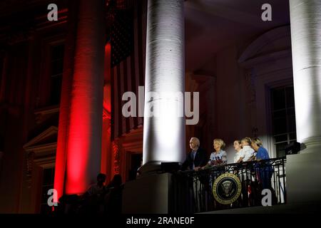 Washington, DC. 4th July, 2023. US President Joe Biden, first lady Dr. Jill Biden, and family watch fireworks on the Blue Room Balcony during a Fourth of July event on the South Lawn of the White House in Washington, DC, on Tuesday, July 4, 2023. President Biden is hosting the event for military and veteran families, caregivers, and survivors to celebrate Independence Day. Credit: Ting Shen/Pool via CNP/dpa/Alamy Live News Stock Photo