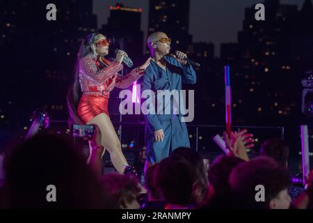 New York, United States. 04th July, 2023. NEW YORK, NY - JULY 04: Ashanti and Ja Rule perform during the annual Macy's 4th of July Fireworks display overlooking the Manhattan skyline at Gantry State Plaza Park in Long Island City on July 4th, 2023 in the Queens borough of New York City. Credit: Ron Adar/Alamy Live News Stock Photo