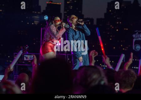 New York, New York, USA. 5th July, 2023. (NEW) New York City Celebrates Independence Day. July 04, 2023, New York, New York, USA: Ashanti and Ja Rule perform during the annual Macy's 4th of July Fireworks display overlooking the Manhattan skyline at Gantry State Plaza Park in Long Island City on July 4th, 2023 in the Queens borough of New York City. (Credit Image: © M10s/TheNEWS2 via ZUMA Press Wire) EDITORIAL USAGE ONLY! Not for Commercial USAGE! Stock Photo