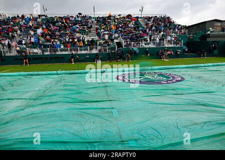 Londres, Inglaterra. 05th July, 2023. Rain again interrupts the 2023 Wimbledon Tournament held in London, England. Credit: Andre Chaco/FotoArena/Alamy Live News Stock Photo