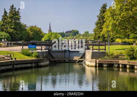 St John’s Lock on the Thames with St Lawrence church spire at Lechlade, Gloucestershire / Oxfordshire, England Stock Photo