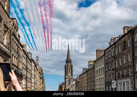 Royal Mile, Edinburgh, Scotland, UK, 5th July 2023. King Charles III Service of Thanksgiving: Red Arrows flypast as the celebration comes to an end. Credit: Sally Anderson/Alamy Live News Stock Photo