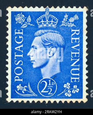 King George VI (ruled 1936–1952). Postage & Revenue stamp. United Kingdom, 1941. Face Value: 2½ D (pence). Designed by Edmund Dulac | Eric Gill. Stock Photo