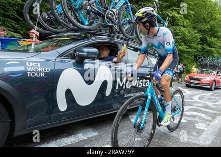 Col de Marie Blanque, France, 5th July 2023, ANTONIO PEDRERO of MOVISTAR TEAM taking a banana during Stage 5, 165km, Pau to Laruns during the 110th Edition of the Tour de France Credit: Nick Phipps/Alamy Live News Stock Photo