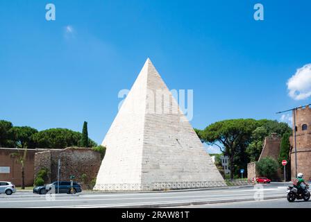 Rome, Lazio, Italy, The pyramid of Cestius (in Italian, Piramide di Caio Cestio or Piramide Cestia) is a Roman Era pyramid in Rome, Stock Photo